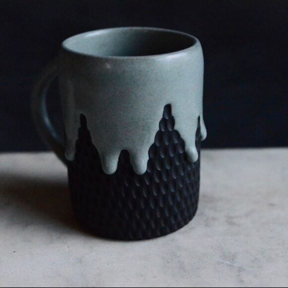 Cieri Fabrication drip mug in sage / black clay body - Picture 11 of 13